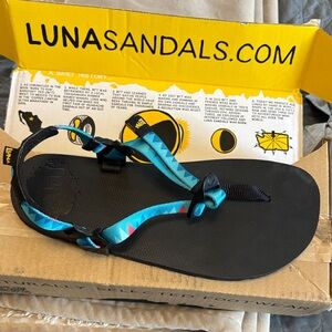 On Running Women's Shoe Box Label with Yellow Accent